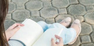 “Ars poética: una lectura” por Luis Alberto Angulo joven sentada leyendo-ars poética