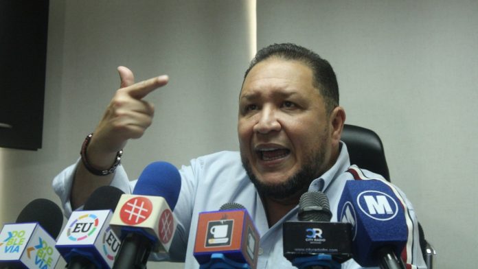 empuñar un fusil en defensa de la patria