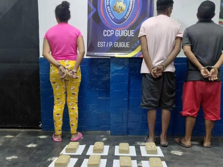 Detenidos dos hombres y una mujer en una casa con 12 panelas de droga Detenidos dos hombres y una mujer en una casa con 12 panelas de droga