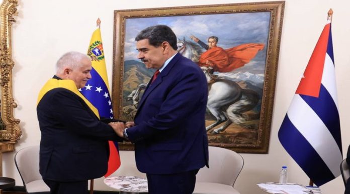 Maduro condecora Dagoberto Rodríguez