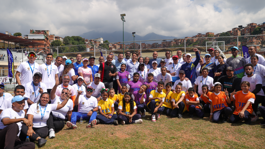 FVF inicia programa “Football for Schools” con apoyo del Ministerio para la Educación y la FIFA