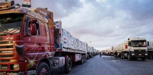 Camiones con ayuda humanitaria