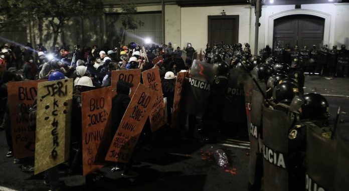 Represión policial en Perú