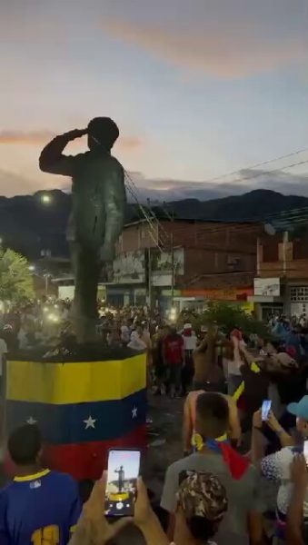 Edgar Castillo salas-estatua de Chávez