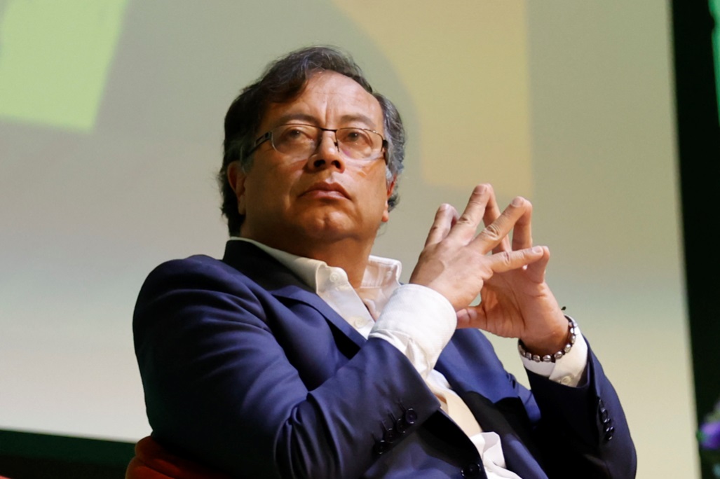 Petro cuestiona Petro cuestiona -Absuelven a Uribe
