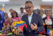 Ernesto Villegas - distribución masiva de 45.000 juguetes hechos a mano