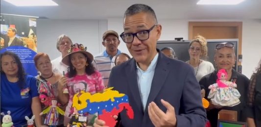 Ernesto Villegas - distribución masiva de 45.000 juguetes hechos a mano