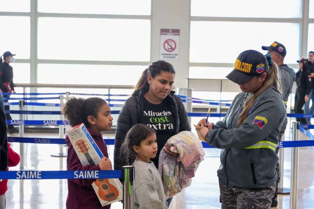 Arribaron al país más de 200 migrantes venezolanos provenientes desde Texas