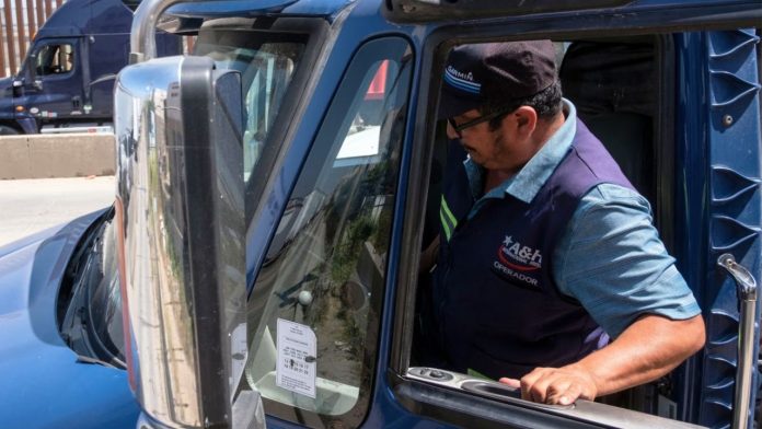 Revocan licencia de comercio a 17.000 migrantes en California