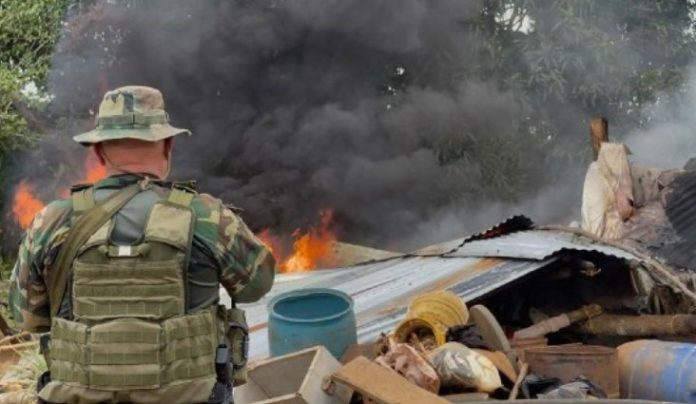 campamento de minería ilegal