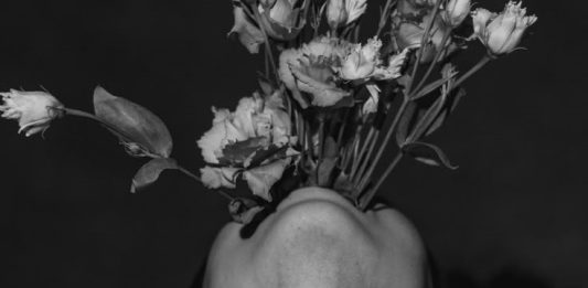 mujer con rosas en la boca-gritar-grito-Marhisela Ron León-Desde la orilla