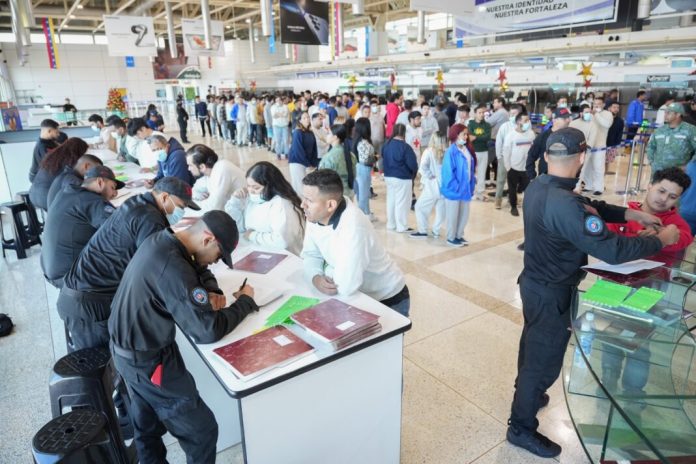 Retornan venezolanos repatriados