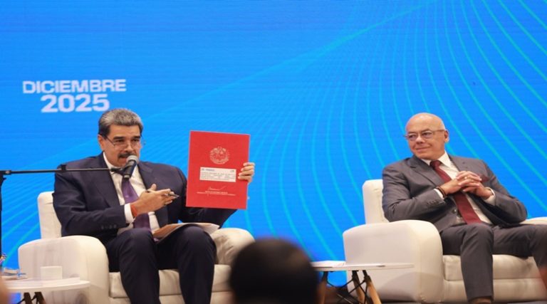 Maduro firma Decreto para Protocolo Unificado de Exportaciones No Petroleras Maduro firma Decreto para Protocolo Unificado de Exportaciones No Petroleras