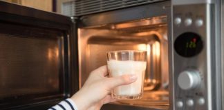Conoce los peligros de calentar líquidos en el microondas