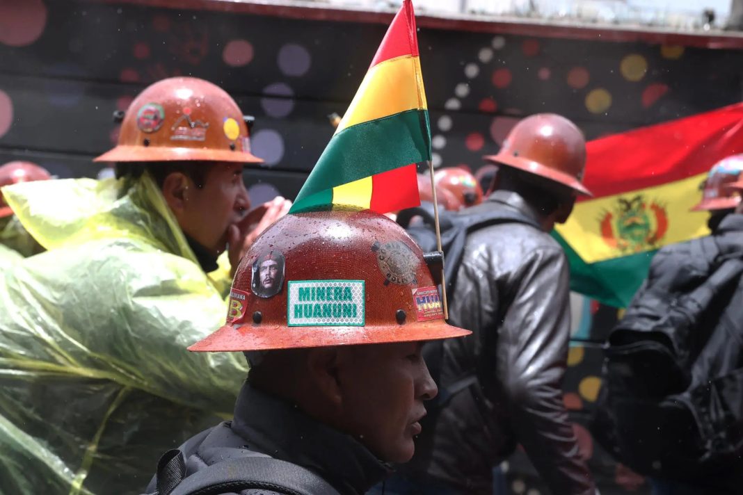 Reprimen a obreros bolivianos