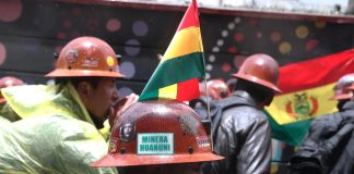 Reprimen a obreros bolivianos