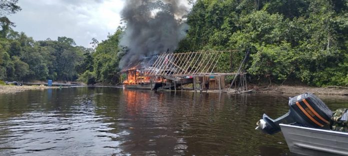 Fuerza Armada incautó cinco balsas dedicadas a la minería ilegal en Bolívar
