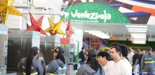 Plan Vuelta a La Patria: Vuelo 98 proveniente de Arizona arriba a Venezuela