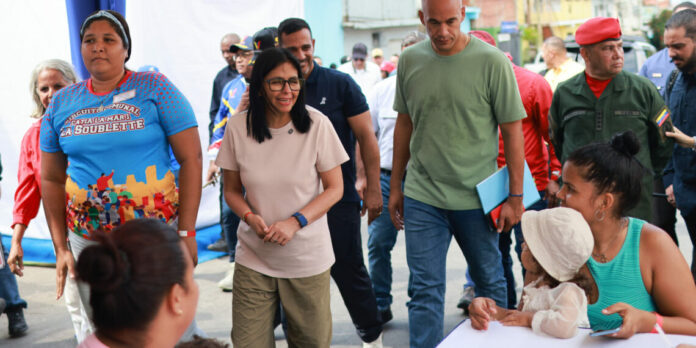 Recuperan viviendas en La Guaira afectadas por ataque de EEUU