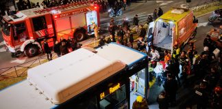 Autobus embiste a manifestantes