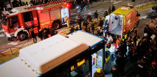 Autobus embiste a manifestantes