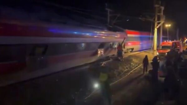 España: Varios muertos y heridos tras descarrilar dos trenes