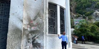 Ministro Villegas visita biblioteca en La Guaira afectada por bombardeos