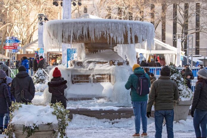 Bryant-Park-Fountain-Froze.shutterstock_2115685199-1024x683 Gran tormenta invernal