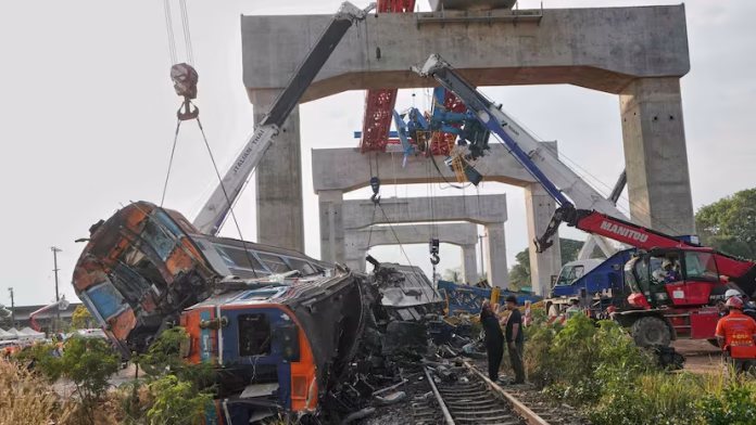 31 muertos en Tailandia tras Caída de una grúa sobre un tren de pasajeros 31 muertos en Tailandia tras Caída de una grúa sobre un tren de pasajeros