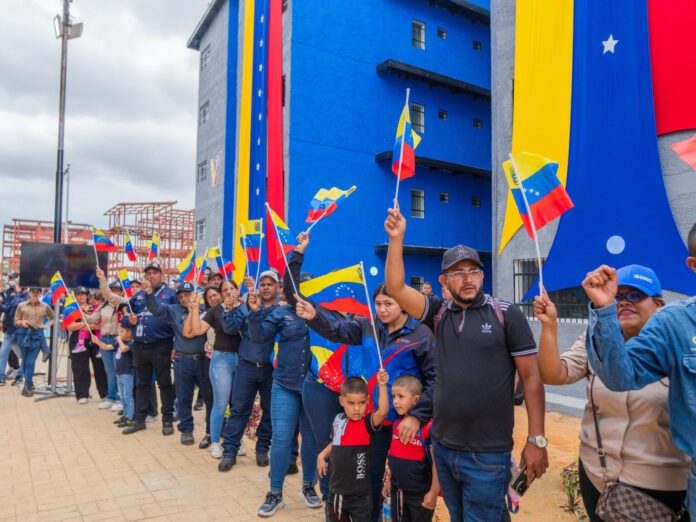 Presidenta entregó viviendas