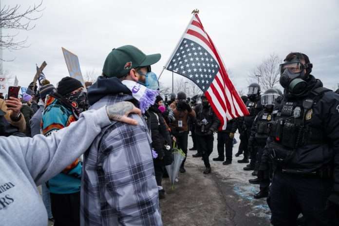 Tribunal prohíbe al ICE uso de la fuerza contra manifestantes en Minnesota Tribunal prohíbe al ICE uso de la fuerza contra manifestantes en Minnesota