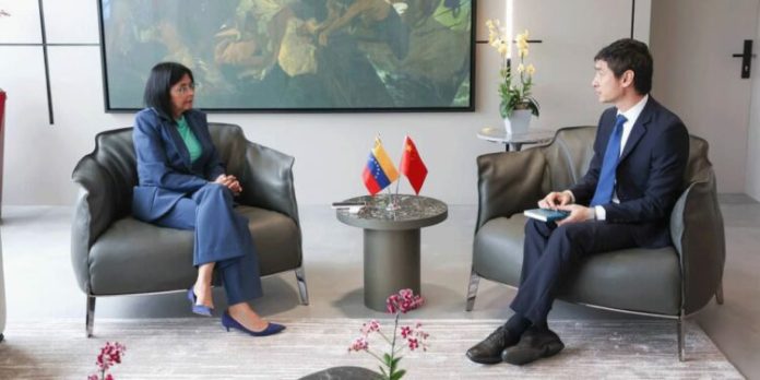 Delcy Rodríguez sostuvo encuentro con embajador chino en Venezuela