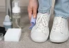 Los zapatos deportivos blancos