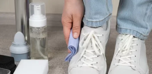 Los zapatos deportivos blancos