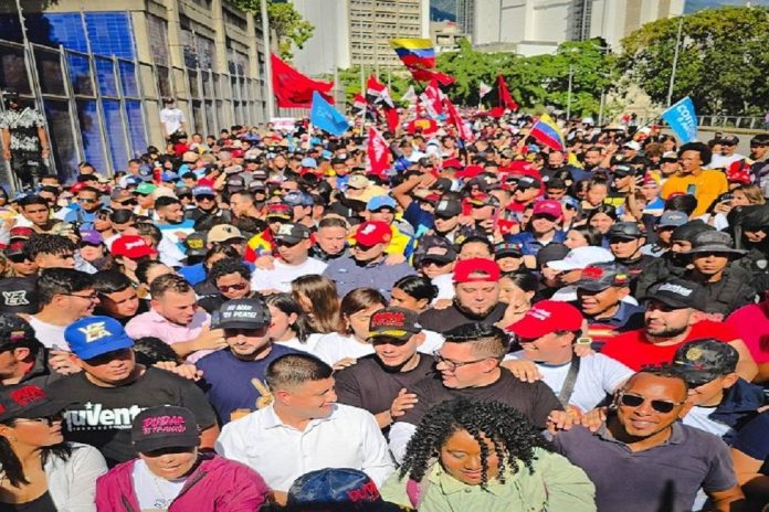 Trabajadores marchan en respaldo del presidente Nicolás Maduro y Cilia Flores