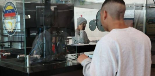 Arribó vuelo migrantes venezolanos