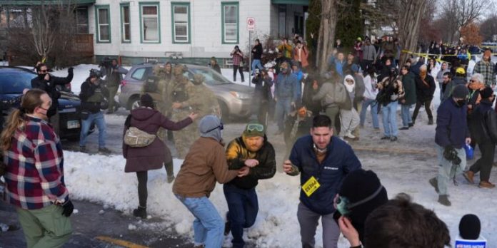Protestas masivas contra políticas migratorias de Trump tras el asesinato de una mujer a manos de ICE Protestas masivas contra políticas migratorias de Trump tras el asesinato de una mujer a manos de ICE