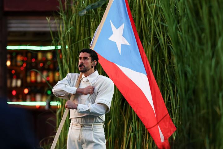 bad-bunny-con-la-bandera-de-puerto-rico-en-la-super-bowl