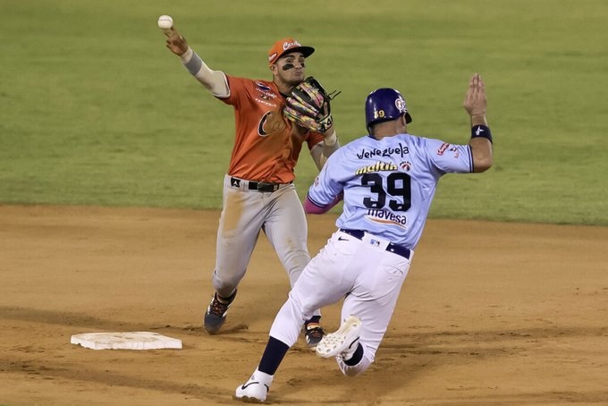 juego Caribes vence a Magallanes