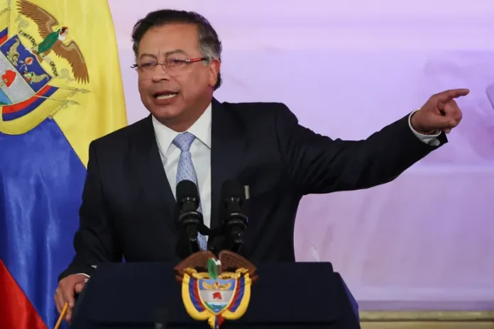 Petro denuncia bombardeos