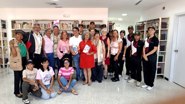 Carmen Pacheco-Relatos de lluvia-Filven-grupo presentación-Crónicas del peatón