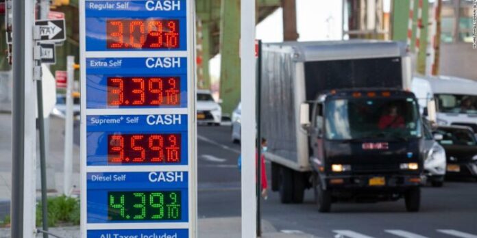 conflicto-en-medio-oriente-eleva-un-15-el-precio-de-la-gasolina-en-eeuu-e1773158688574-750x375