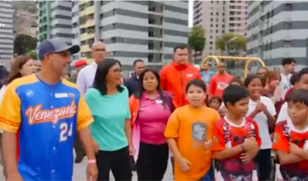 Delcy Rodríguez entrega obras de rehabilitación en El Paraiso