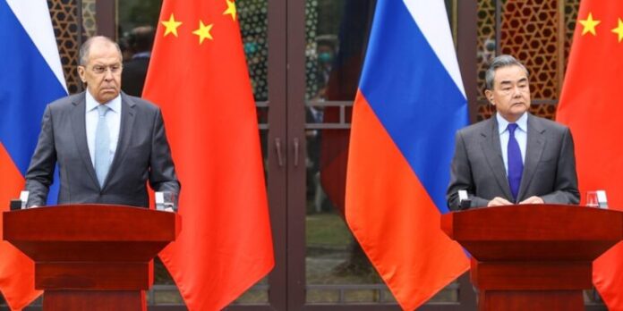 el-ministro-de-exteriores-ruso-serguei-lavrov-y-su-homologo-chino-wang-yi-56917-750x375 Rusia y China condenan los ataques de EEUU e Israel contra Irán
