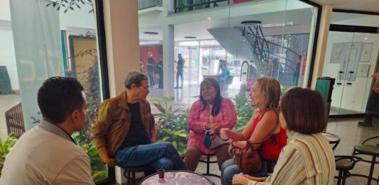 “El libro es una extraña mercancía”: Arnaldo Jiménez analiza el fenómeno editorial en la Ágora del Libro 2026