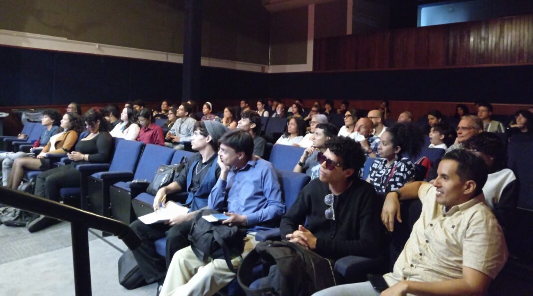 ‎ Poesía, música e historia cerraron la tarde del Ágora del Libro 2026