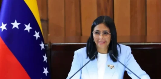 Mujeres venezolanas condenan actos de misoginia contra la presidenta encargada en España