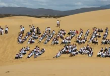 pizarra-humana-medanos-coro