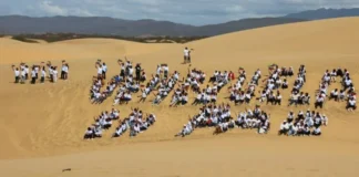 pizarra-humana-medanos-coro