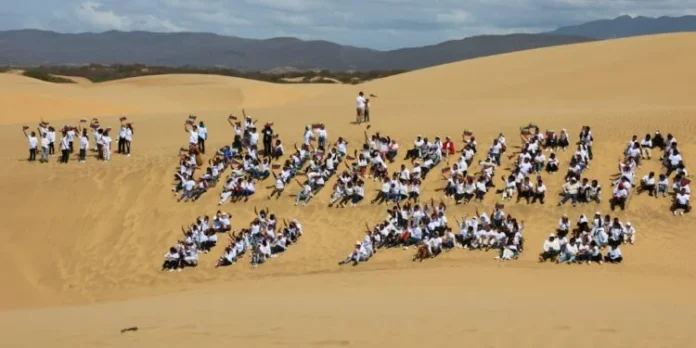pizarra-humana-medanos-coro